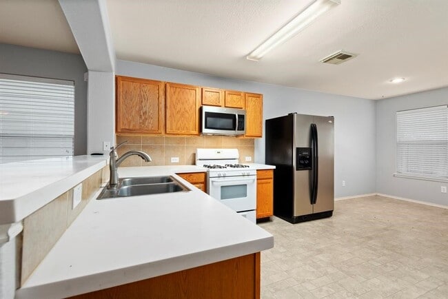 Building Photo - 1614 Wooded Acres Dr