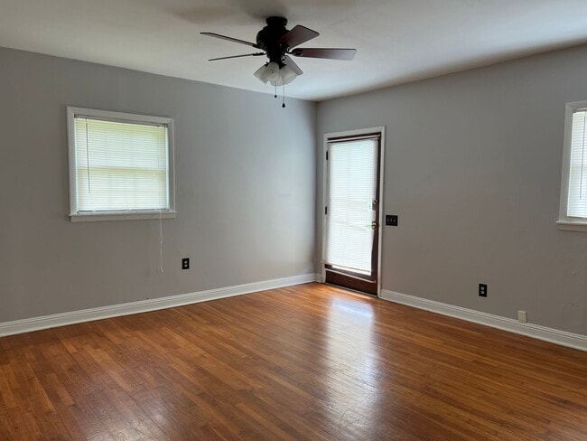 Building Photo - 3 bed 2 full bath -one level house in Jone...