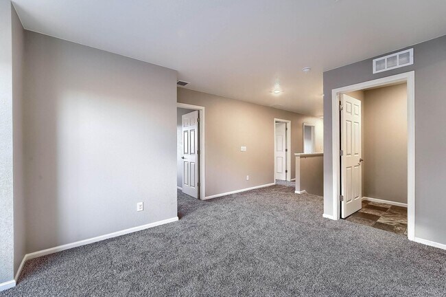 Building Photo - Gorgeous 4 bed, 3 bath, loft and an office!