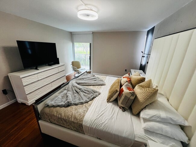 Building Photo - 1201 River Reach Dr