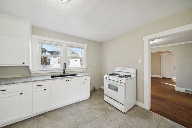 Building Photo - Cute 2 Bed 1 Bath Remodeled Home W/basemen...