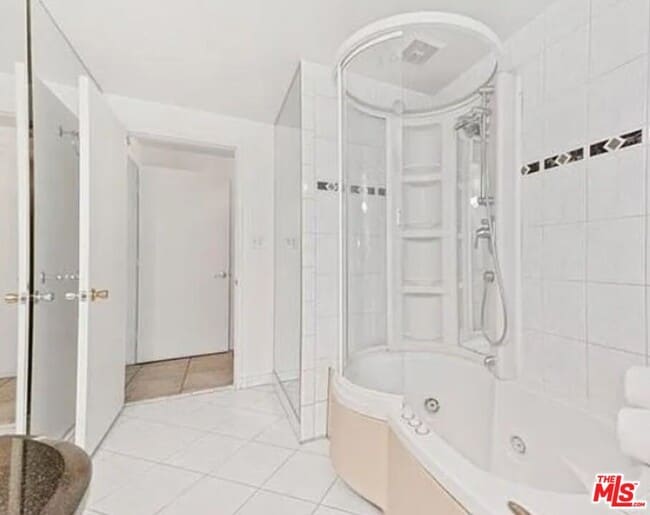 Building Photo - 4363 Hayvenhurst Ave