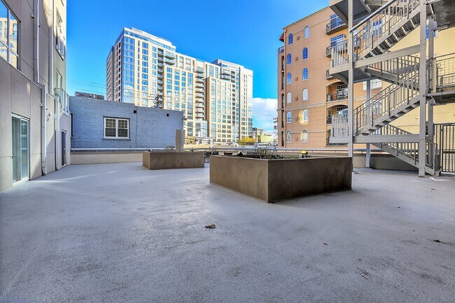 Building Photo - $2,350 - Urban 2 bed 2 bath Condo in Golde...