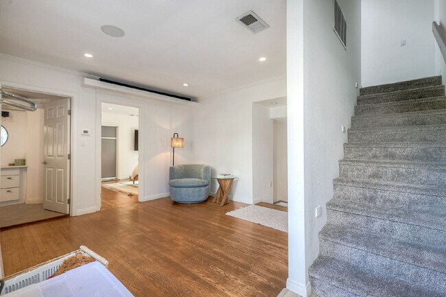 Building Photo - San Diego Coastal Dream Crown Point Jewel 3 or 6 Month lease only Partially Furnished Ready for M...