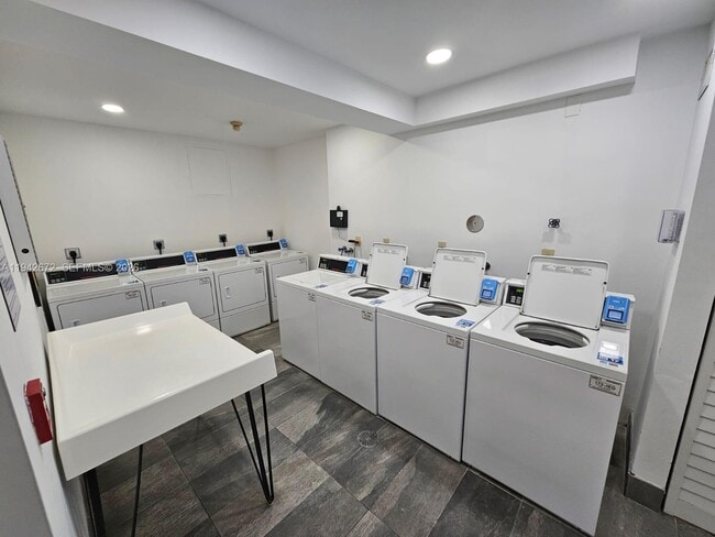 Building Photo - 2424 SE 17th St