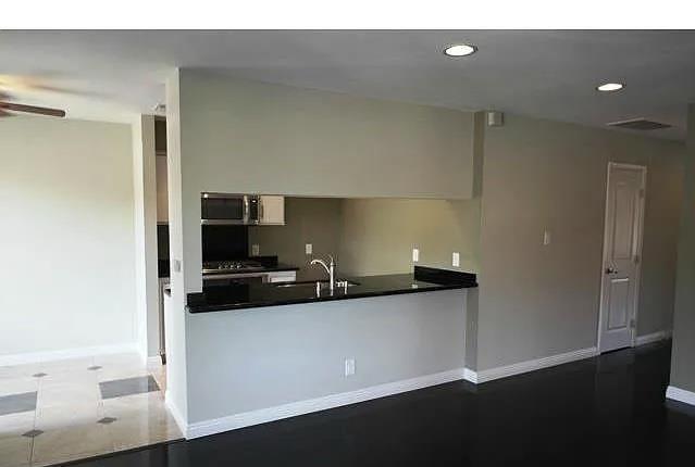 Building Photo - 5460 Dobbs St