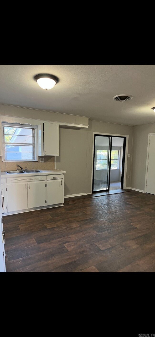 Building Photo - 1911 Robert E Lee St