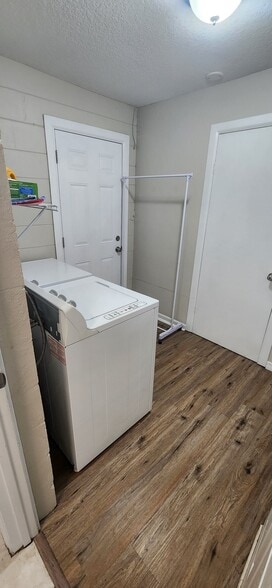 Building Photo - 14501 Daring Ave