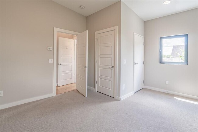 Building Photo - 472 Martin St SE