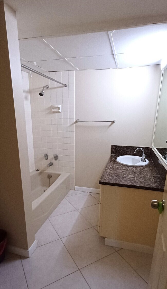 Building Photo - 3350 McCue Rd