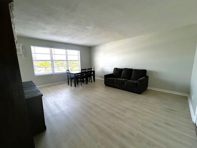 Building Photo - Updated 1 Bedroom 1 Bath Condo - Steps from Fort Lauderdale Beach!