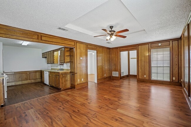 Building Photo - 215 E Pritchard Ln