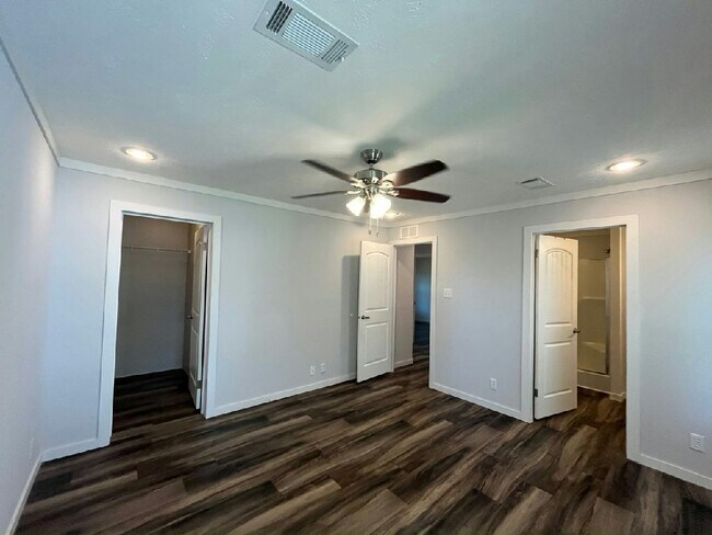 Building Photo - 427 Mongoose Ln