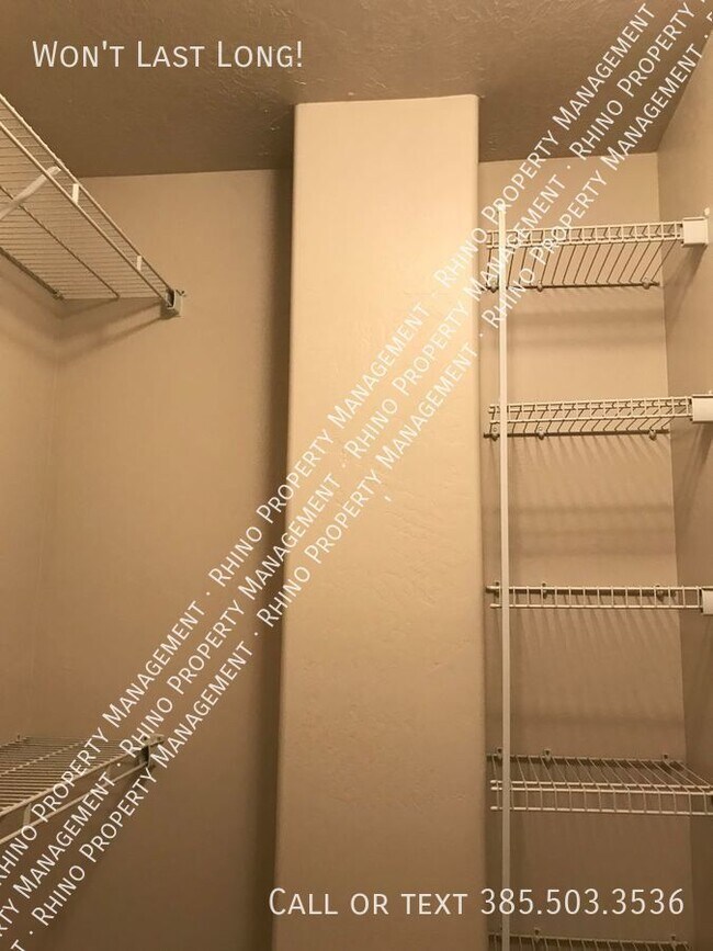 Building Photo - 3 Bed/3.5 Bath End Unit Townhouse in Sandy