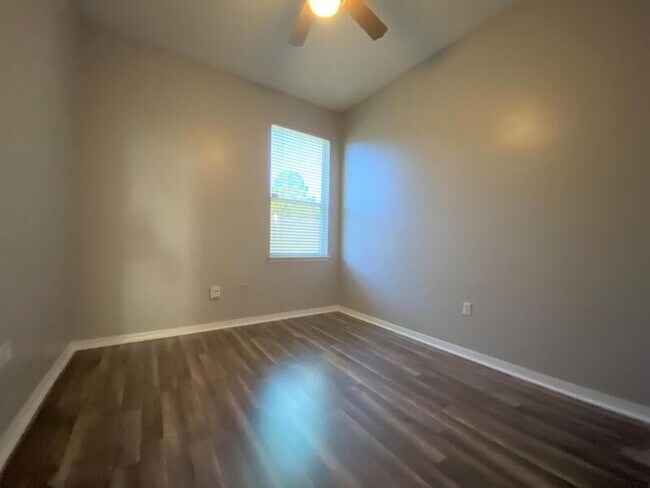 Building Photo - 10885 Piping Rock Cir