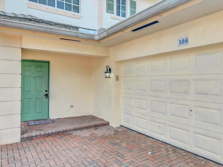 Building Photo - 308 NW 17th Ter