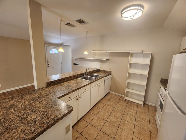 Building Photo - 608 Genard St