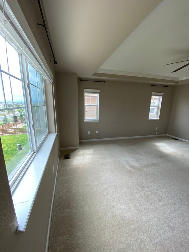 Building Photo - Lovely 4 Bedroom/3 Bathroom Erie Home - Available June!!