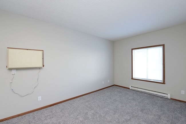 Building Photo - Updated 2 Bed, 1 Bath Townhome in West Fargo!