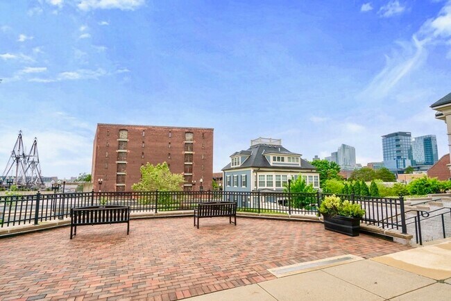 Building Photo - 73 Chelsea St