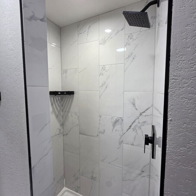 Building Photo - Beautiful 4 bedrooms and 2 full baths home located on E 113th St in Kansas City, MO