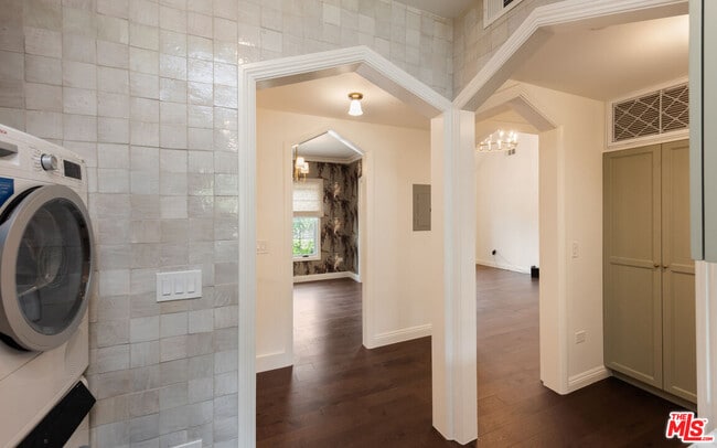 Building Photo - 2607 Beachwood Dr