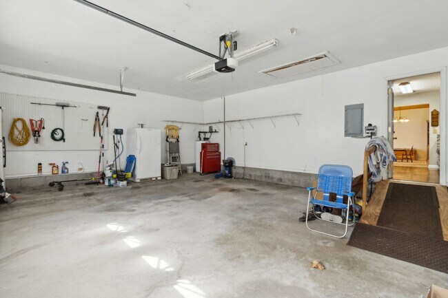 Building Photo - Peaceful Country Living Close to Everything