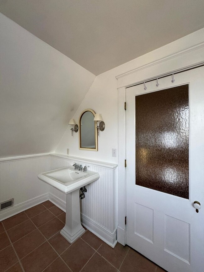 Building Photo - Stunning 4 Bed 4 Bath Haymount Home