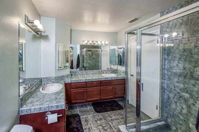 Building Photo - 3/2.5 Executive Condo in Downtown Fresno (...