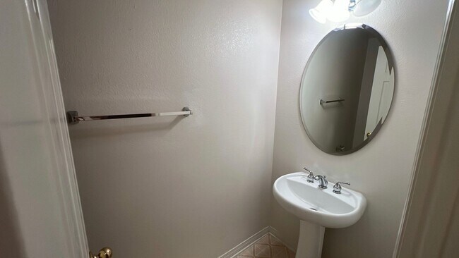 Building Photo - West Palmdale Home in Golf Course