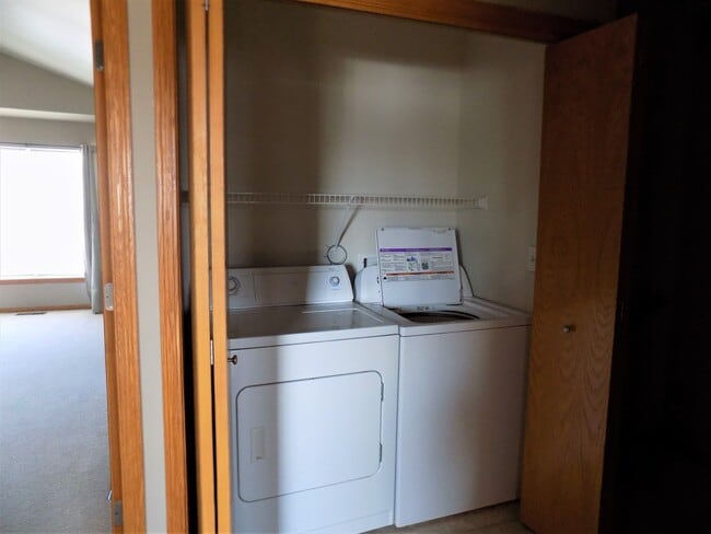 Building Photo - Large 3bedroom/2.5 bath Iowa City Townhouse