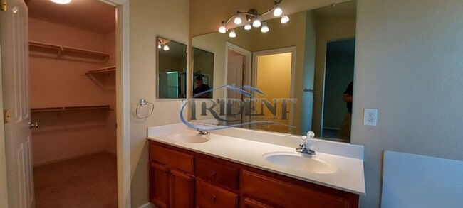 Building Photo - 4 bedroom, 2 bath house with open floor plan