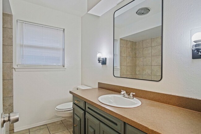 Building Photo - Beautifully Renovated 3bed/  2bath in Del city!   Bonus room in the Master bedroom!!