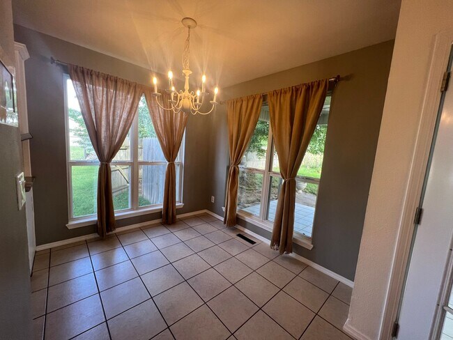 Building Photo - Adorable 3 Bedroom property with a sunroom...