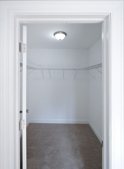 Building Photo - 6812 N Wolcott Ave