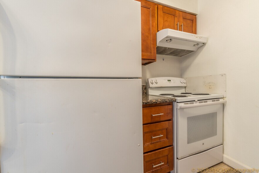 Building Photo - 9512 N Oswego Ave