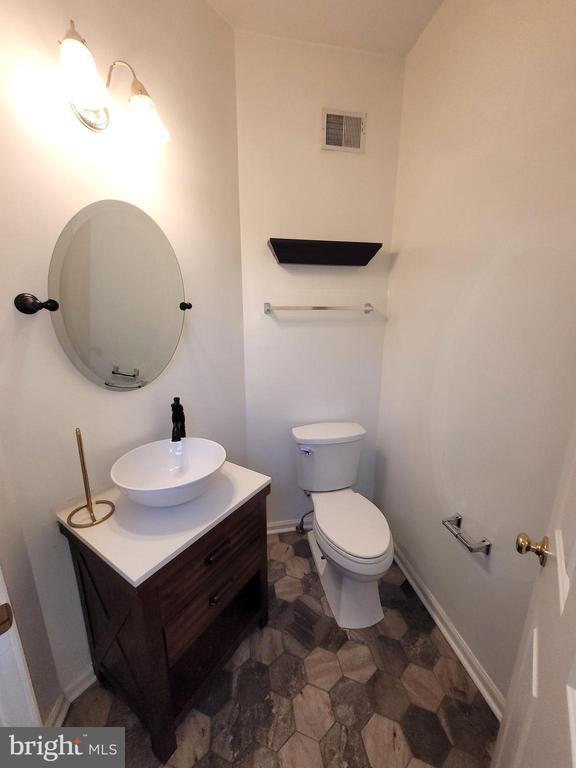 Building Photo - 4008 Spirea Ct