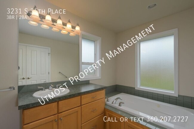 Building Photo - 3231 S 35th Pl