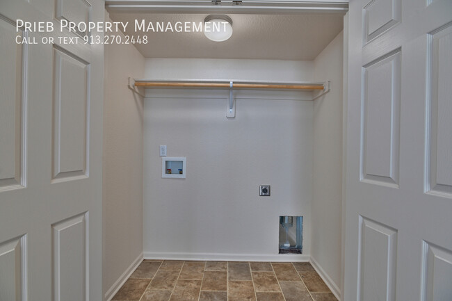 Building Photo - Parkview Townhome - Available February 21st