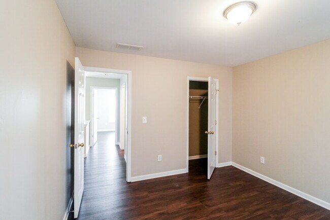 Building Photo - 2447 Longmont Dr
