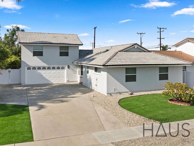 Building Photo - Two Primary Bedrooms, Pool, & Air Conditio...