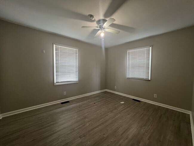 Building Photo - Spacious 3BR Home with 1-Car Garage & Private Backyard in Johnson City