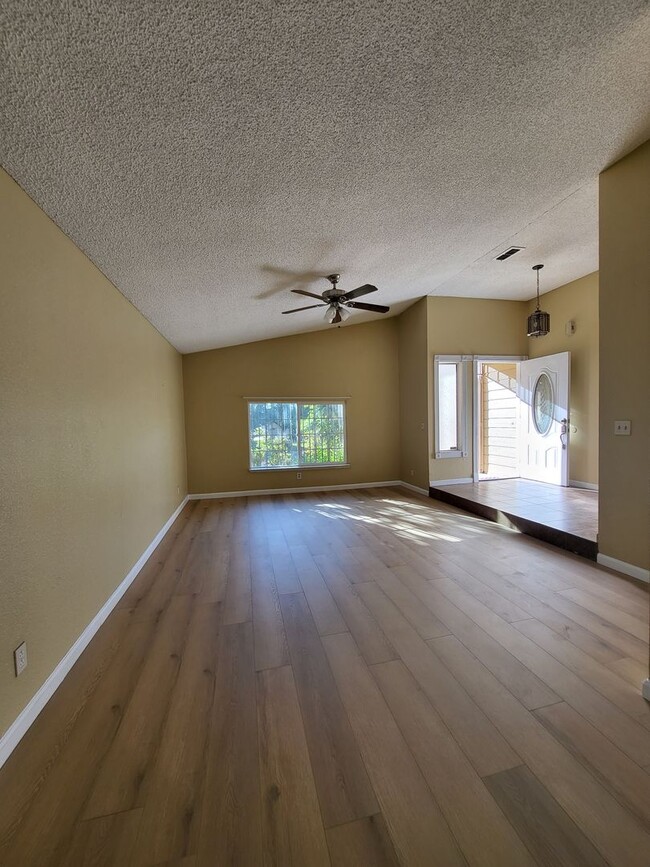 Building Photo - Very Nice 4 bedrooms and 3 baths with a bu...