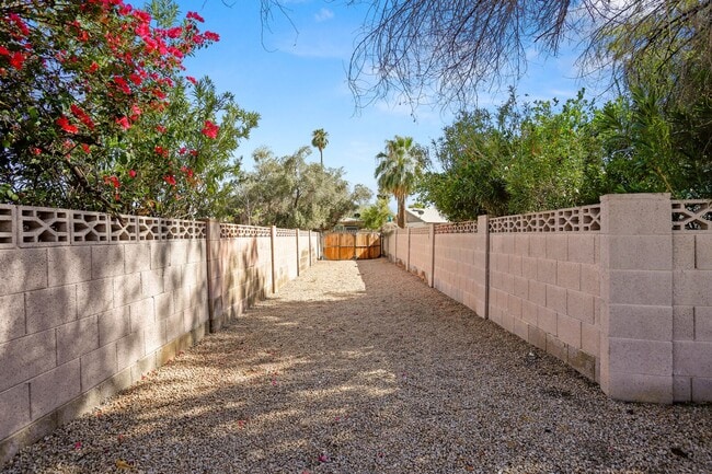 Building Photo - Prime ASU Location 5BR Home with Pool & Garage
