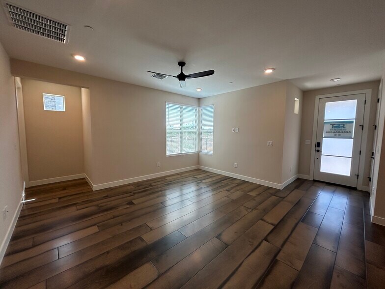 Building Photo - 2121 W Sonoran Desert Dr