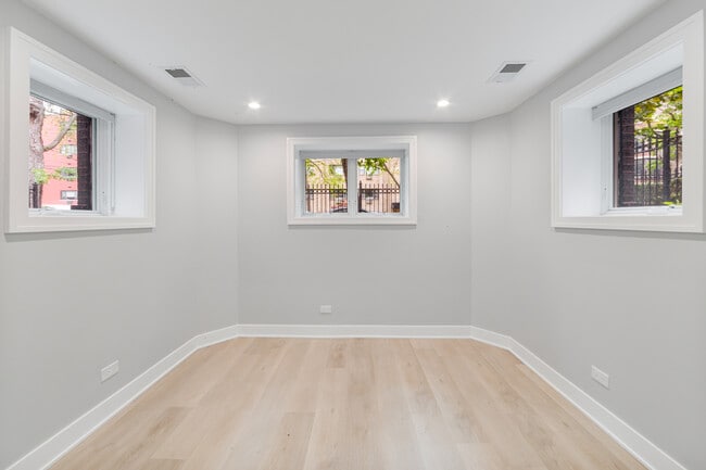 Building Photo - 935 W Winona St