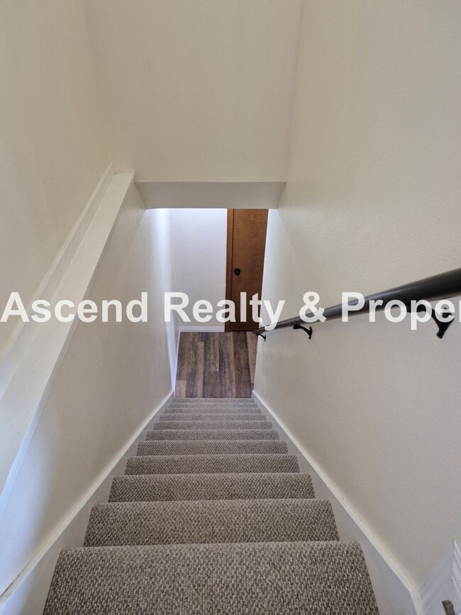 Building Photo - Need Space? This is the Place! Available NOW~Beautifully Updated 4Bed/3Bath Backs to Park Pets OK