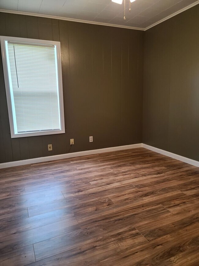 Building Photo - Adorable Cottage Rental