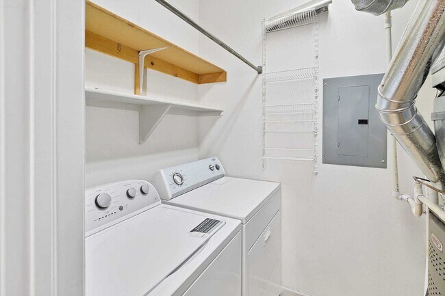 Building Photo - Modern 2-Bedroom, 2-Bath Condo in Grand Junction