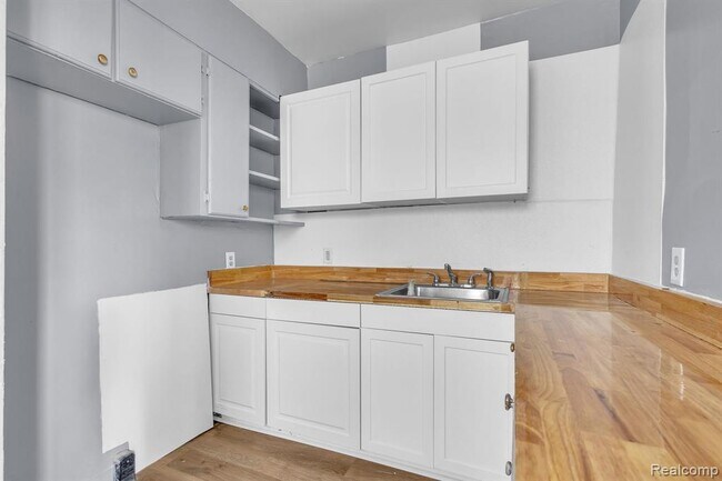 Building Photo - 17701 Manderson Rd